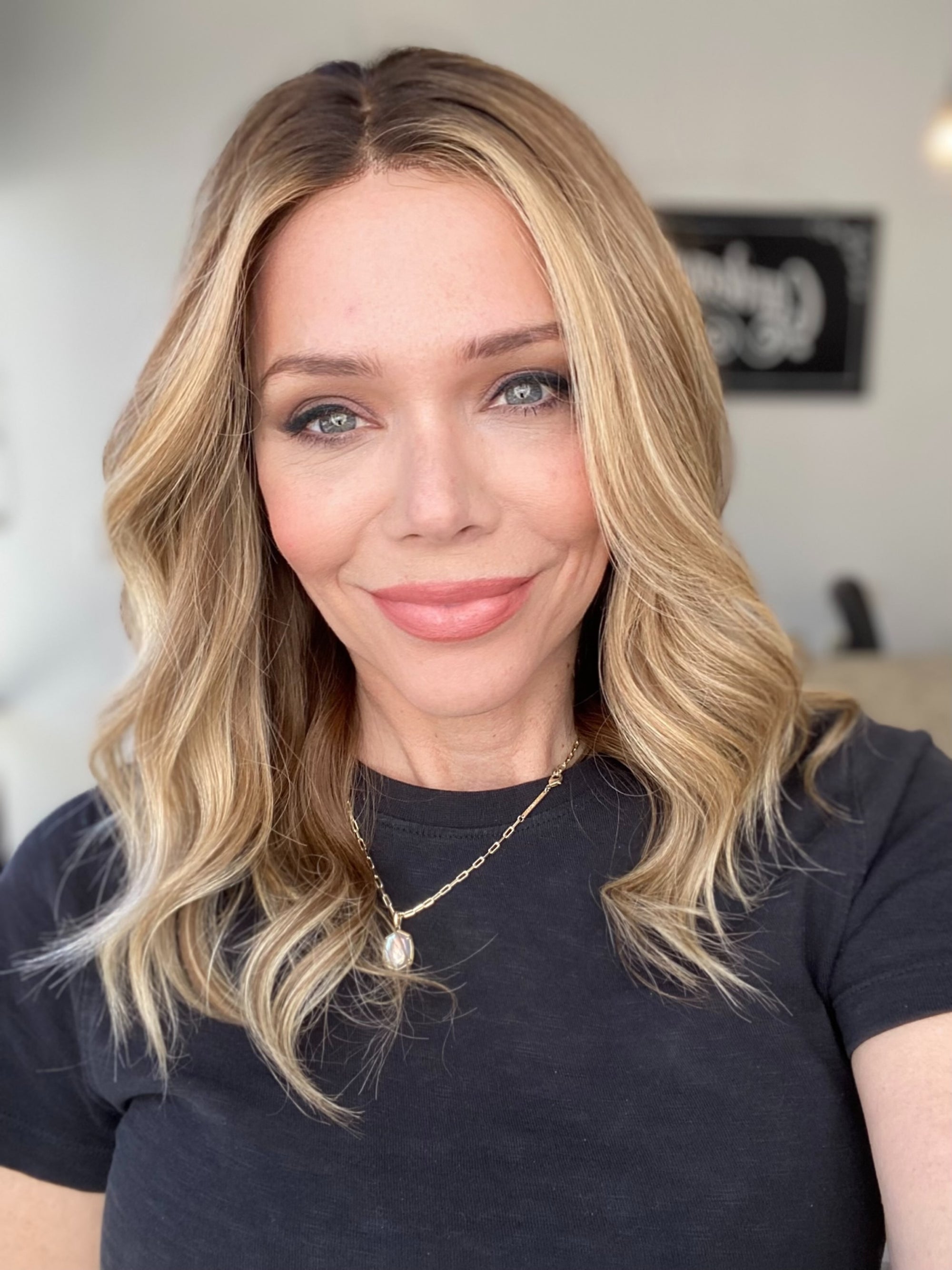 # 8570 GARDEAUX DELUXE HAND TIED MONO TOP WIG (MEDIUM CAP)